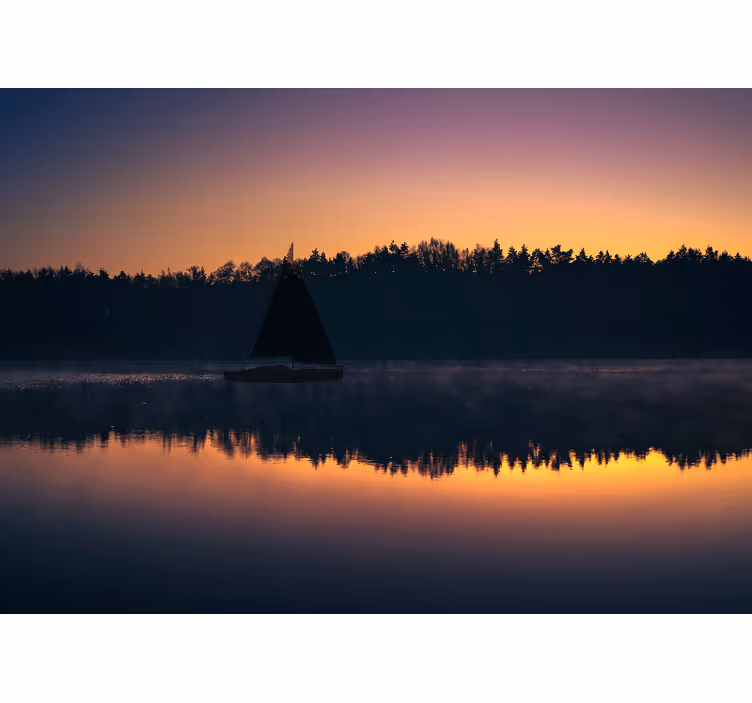 Rulou geam salon apus cu velier pe mazury - TenStickers