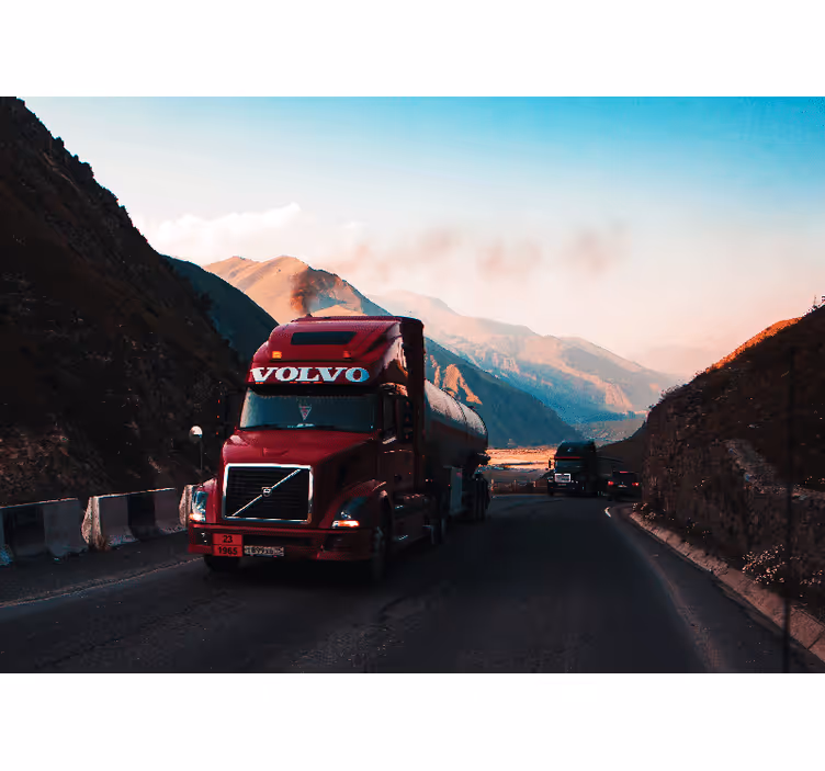 Camion în fototapetde peisaj excelent - TenStickers