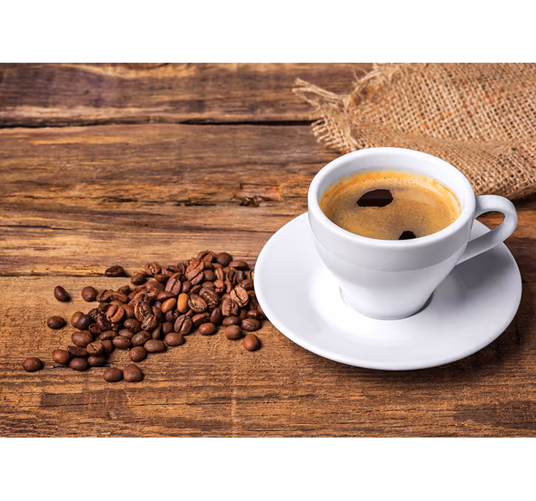 Cafea pe o masă de lemn mural de perete - TenStickers