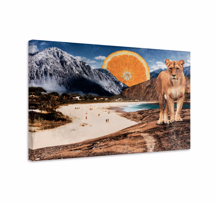 Tablou animale leoaică pe plajă - TenStickers