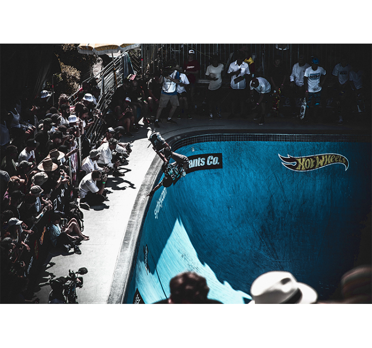 Fototapet vehicule skateboarder executând truc - TenStickers