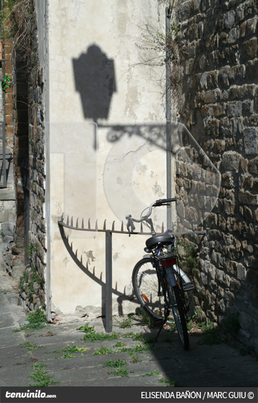 Poster cu peisaje vinil cu umbra felinarului și bicicletei - TenStickers