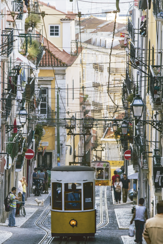 Poster cu peisaje fotomural tramvaiul din lisabona - TenStickers