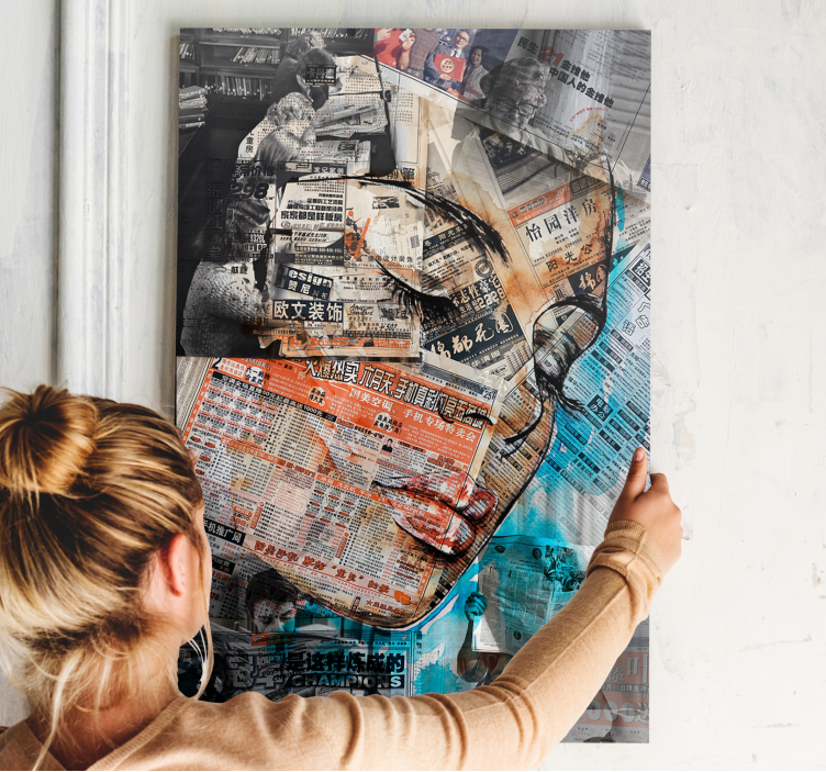 Fata de femeie pe ziare imprimeuri artistice pe panza - TenStickers