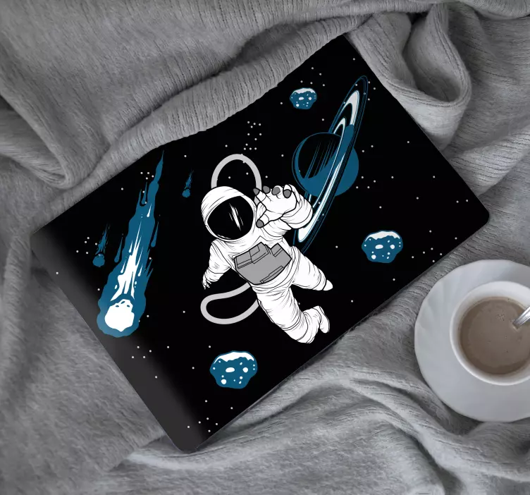 Autocolant pentru laptop astronaut plutind în cosmos - TenStickers