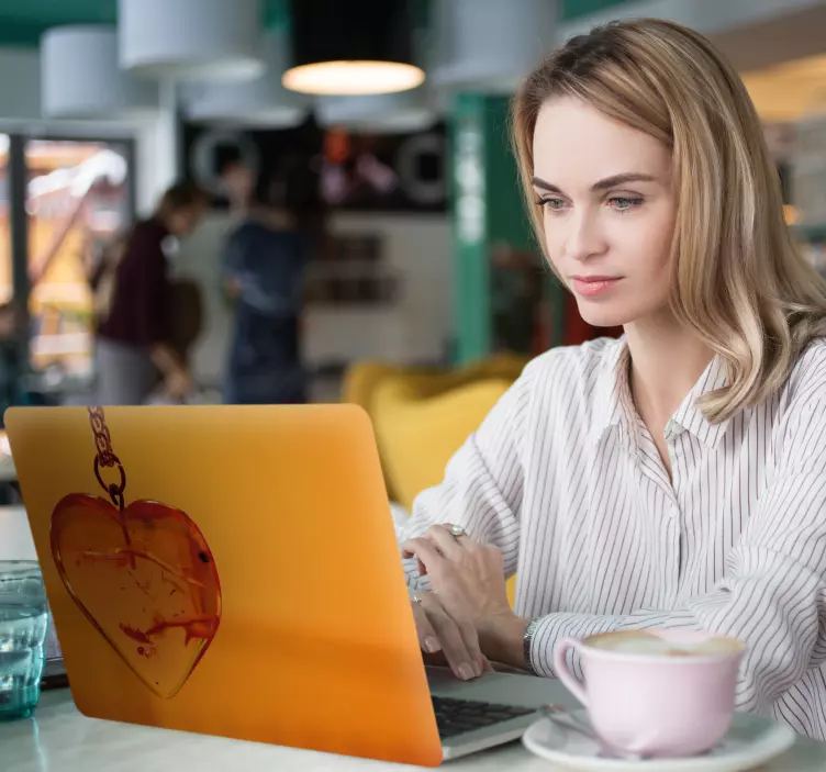 Autocolant pentru laptop cu pandantiv inimă - TenStickers