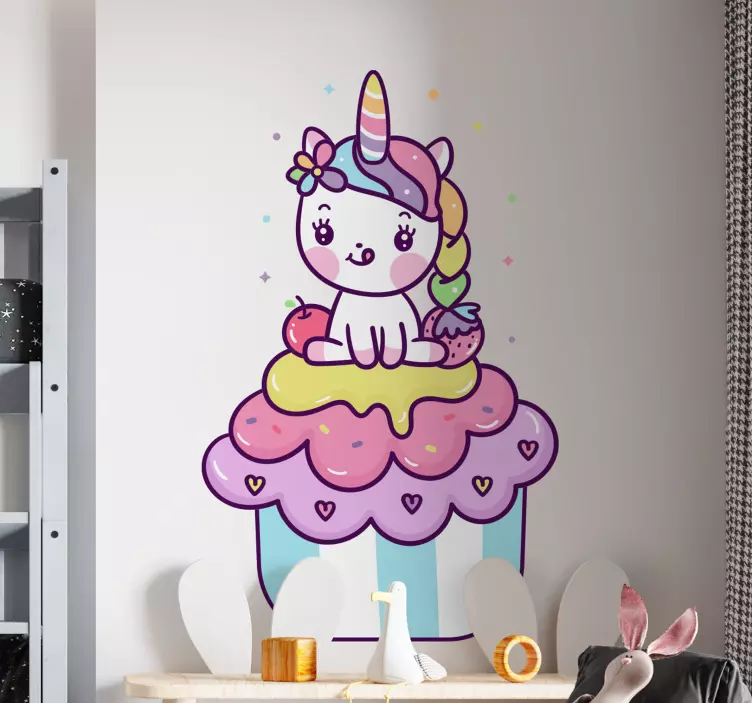 Unicorn de desene animate așezat pe autocolantul cupcake - TenStickers