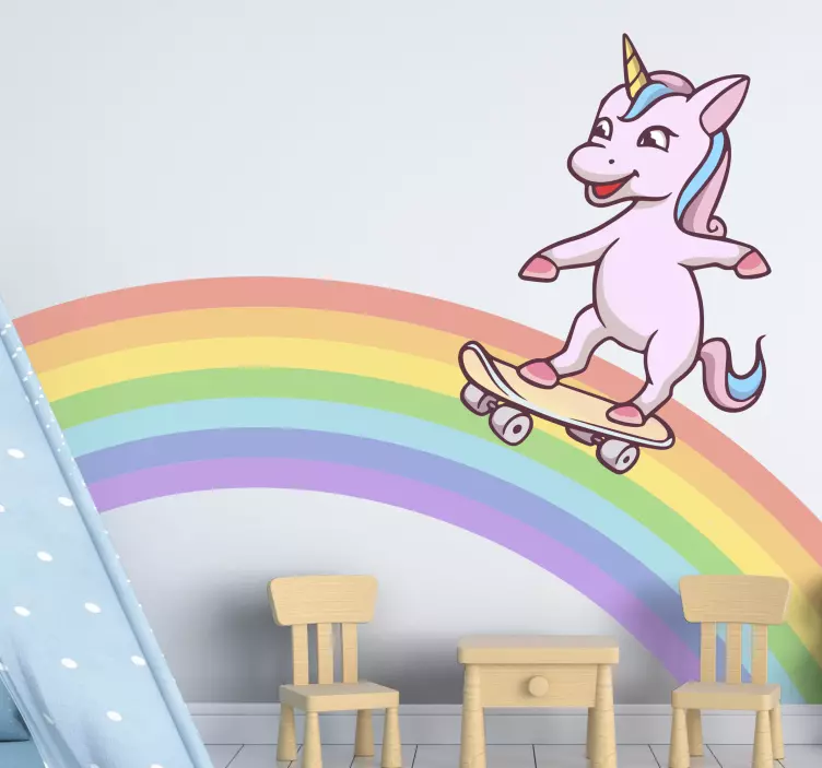 Unicornii care patinează pe autocolant curcubeu - TenStickers