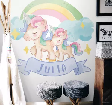Unicorni fericiți peste un decalcomanie de perete de curcubeu - TenStickers