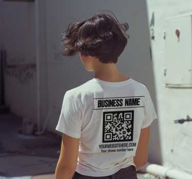 Alt tricou numele companiei și codul qr - TenStickers