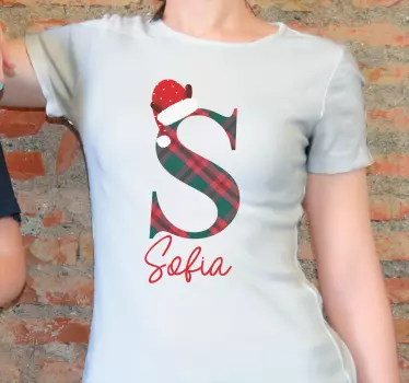 Litera inițială de crăciun cu nume cămașă de crăciun - TenStickers