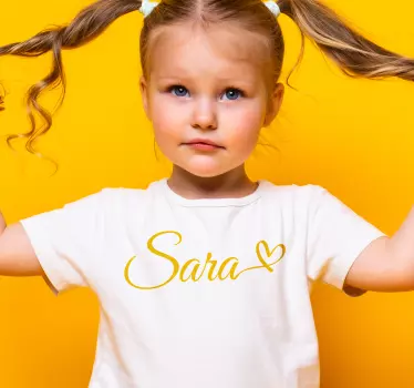 Tricou personalizabil numele calligrafic cu inimaNumele caligrafi - TenStickers
