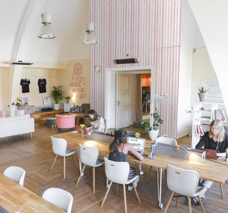 Tapet cu dungi verticale roz acuarelă - TenStickers